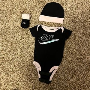 Baby girl Nike outfit 0-6 months